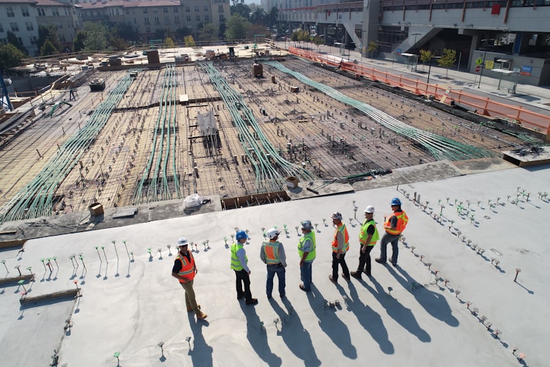 Cuadrilla de obra en planta